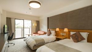 神户Diamond Arima Onsen Society的酒店客房设有两张床和电视。