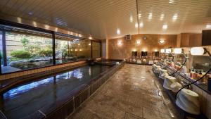 神户Diamond Arima Onsen Society的大楼内的大型室内游泳池