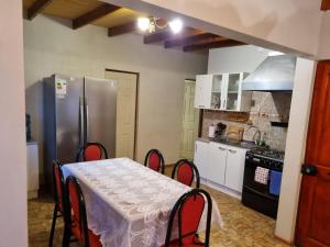 圣佩德罗·德·阿塔卡马Cabañas La Marca的厨房配有桌子和不锈钢冰箱。