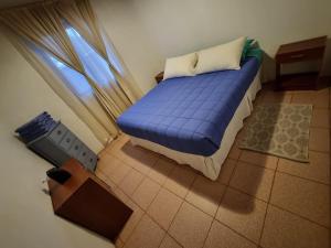 圣佩德罗·德·阿塔卡马Cabañas La Marca的一间卧室设有蓝色的床和窗户。