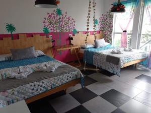萨兰托Combi的一间卧室设有两张床、一张桌子和一个窗口