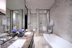 Shunde佛山顺德罗浮宫索菲特酒店的浴室配有2个盥洗盆、浴缸和淋浴。