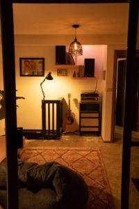 Adventure BayBay Corner Retreat的客厅,带吉他的房间