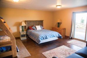 加登城The Maple Retreat的一间卧室设有一张床、楼梯和窗户