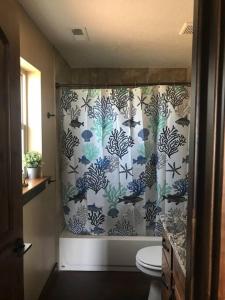加登城The Maple Retreat的浴室配有带卫生间的淋浴帘