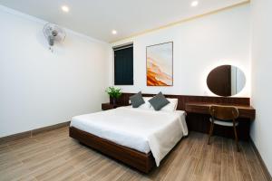 Plei Brel (2)PLEIKU HIGHLANDS BOUTIQUE HOTEL的配有一张床和一张书桌的酒店客房