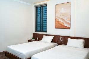 Plei Brel (2)PLEIKU HIGHLANDS BOUTIQUE HOTEL的两张睡床彼此相邻,位于一个房间里