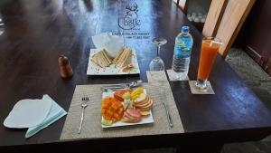 康提castle palace kandy的一张桌子,上面放着一盘食物和一杯橙汁