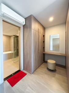 头顿Homestay the Sóng的带淋浴的浴室和红色地毯。