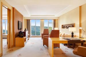 无锡无锡富力喜来登酒店的客厅配有沙发和桌子。