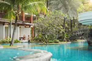 勒吉安勒吉安帕德玛度假村的棕榈树度假村内的游泳池