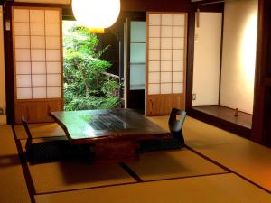 YameRITA Yame Fukushima的植物间里的桌椅