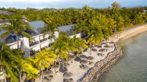 巴拉克拉瓦旅人蕉风姿酒店的棕榈树海滩上的酒店空中景色