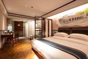 上海时光漫步S酒店(上海火车站苏州河店)的酒店客房设有一张大床和一张书桌。