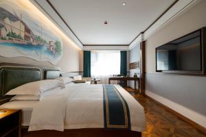 上海时光漫步S酒店(上海火车站苏州河店)的一间卧室配有一张大床和一台平面电视