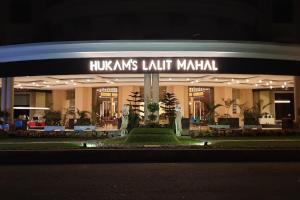 赖布尔Hukam's Lalit Mahal的一间晚上点亮的欣克斯利茨商场