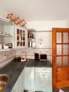 贝莱斯Schöne Ferienwohnung Velez-Malaga, Malaga的厨房配有水槽和台面