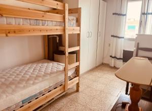 贝莱斯Schöne Ferienwohnung Velez-Malaga, Malaga的双层床间 - 带两张双层床和一张书桌