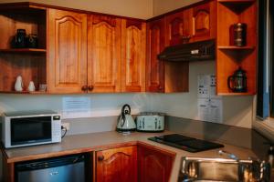 黑荒地费德拉辛嘉登&波苏海德维酒店的厨房配有木制橱柜和微波炉。