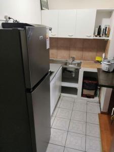 圣丹尼斯Appartement idéalement situé的厨房配有不锈钢冰箱和水槽