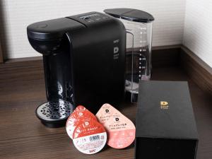 函馆函馆普乐美雅凯宾总统酒店的黑色咖啡壶和桌子上的盒子