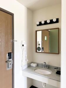 AtlantaThe Trail Inn - Atlanta, Illinois - Route 66, I-55的一间带水槽和镜子的浴室
