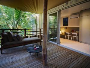 Kani Keli茂瑞花园酒店的客厅配有沙发和桌子