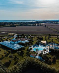 卡布拉斯Hotel Gran Torre的享有带游泳池的度假村的空中景致