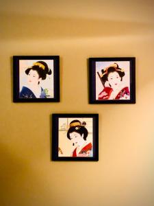 TinbeerwahNoosa Hinterland Retreat的墙上有四张亚洲女孩的照片