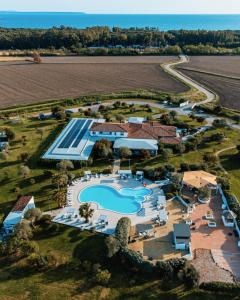 卡布拉斯Hotel Gran Torre的享有带游泳池的度假村的空中景致