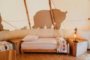 GrabceINDIANA CAMP - 150 m od Suntago Park的客厅配有沙发,墙上挂着大象