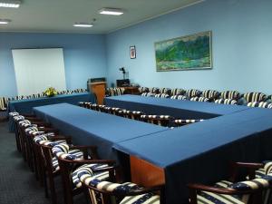 波热加Bed & Breakfast Vila Stanišić的一间会议室,配有蓝色的桌椅
