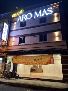 古来GRAND AROMAS的建筑物一侧有标志的商店