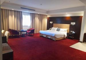 吉达ارجان سويت 2的酒店客房设有一张大床和一张书桌。