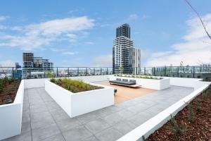 墨尔本Samma Flagstaff Luxury Apartments的享有城市美景的屋顶露台