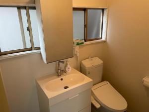镰仓市ＡＴＴＡ ＨＯＴＥＬ ＫＡＭＡＫＵＲＡ - Vacation STAY 63328v的一间带水槽、卫生间和镜子的浴室