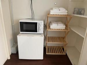 镰仓市ＡＴＴＡ ＨＯＴＥＬ ＫＡＭＡＫＵＲＡ - Vacation STAY 63328v的厨房里冰箱上面的微波炉