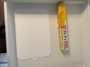 镰仓市ＡＴＴＡ ＨＯＴＥＬ ＫＡＭＡＫＵＲＡ - Vacation STAY 63328v的冰箱里装有塑料门的橙子袋