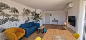 阿卡雄Superbe appartement centre-ville 5 min de la plage的客厅配有蓝色的沙发和桌子
