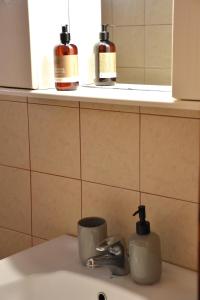 萨莫色雷斯Maro's house的浴室水槽内备有两瓶肥皂