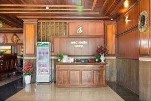 岘港Mộc Nhiên Hotel Da Nang的酒店大堂的米卡,配有冰箱