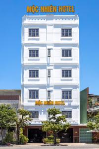 岘港Mộc Nhiên Hotel Da Nang的白色的建筑,上面有厨房