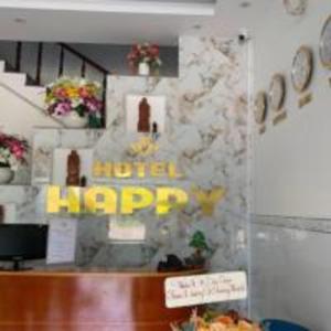Bến CátHappy 1 Hotel Binh Duong的一间有标志的餐厅,上面写着汽车旅馆的快乐