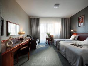 科沃布热格阿尔卡Spa酒店的酒店客房配有两张床和一张书桌