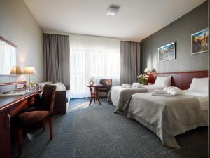 科沃布热格阿尔卡Spa酒店的酒店客房配有两张床和一张书桌