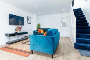 诺丁汉Marham Close的客厅设有蓝色沙发,设有楼梯