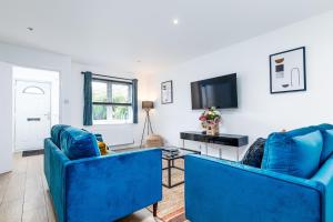 诺丁汉Marham Close的客厅配有2把蓝色椅子和电视