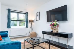 诺丁汉Marham Close的客厅配有蓝色的沙发和电视