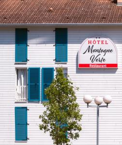 斯特拉斯堡Hotel Strasbourg - Montagne Verte & Restaurant Louisiane的建筑一侧的酒店标志