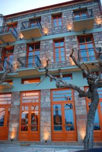 阿拉霍瓦帕纳索斯酒店的前面有棵树的建筑